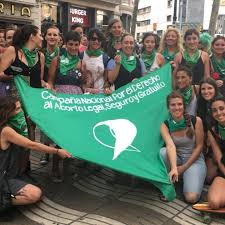 A Barcelona, el moviment de 'marea verde' va demanar que l'abort fos legal a l'Argentina.
